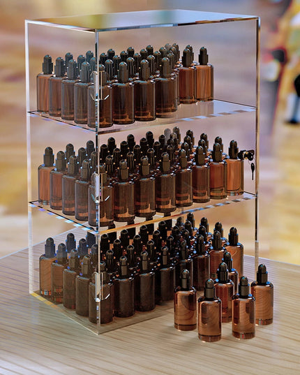 خزانة عرض أزار أكريليك قابلة للقفل، تُوضع على سطح الطاولة، بثلاثة أرفف، عرضها 12.375 بوصة. 